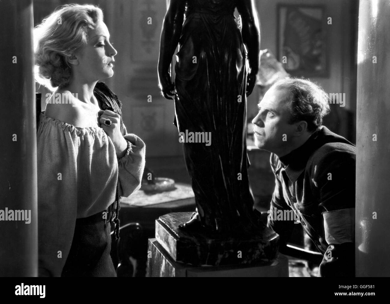 WEIßE SKLAVEN / PANZERKREUZER SEBASTOL / Deutschland 1936 / Karl Anton LA SOCIÉTÉ HOFFMANN (Anastasia) und WERNER HINZ (Boris) dans 'weiße Sklaven / Panzerkreuzer Sebastol', 1936. Regie : Karl Anton Banque D'Images