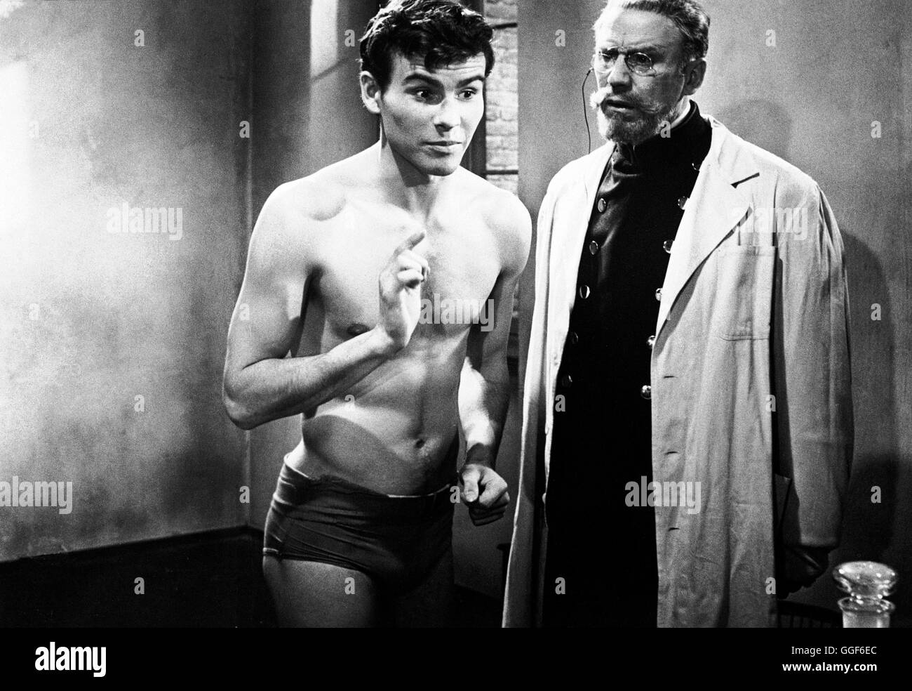 BEKENNTNISSE DES HOCHSTAPLERS FELIX KRULL / Deutschland 1957 / Kurt Hoffmann Horst Buchholz (Felix Krull), WERNER HINZ (Stabsarzt) dans 'Bekenntnisse des Hochstaplers Felix Krull, 1957. Regie : Kurt Hoffmann Banque D'Images