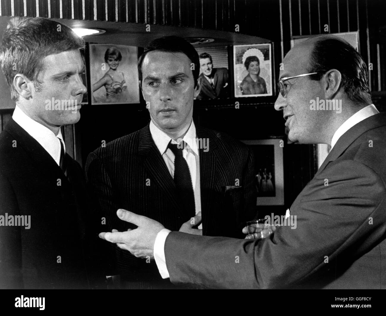 Performance Performance / GO / 1969 Donald Cammell, Nicolas Roeg JAMES FOX, ANTHONY VALENTINE, JOHN SHANNON dans 'performance', 1969. Regie : Donald Cammell, Nicolas Roeg aka. Performance Banque D'Images