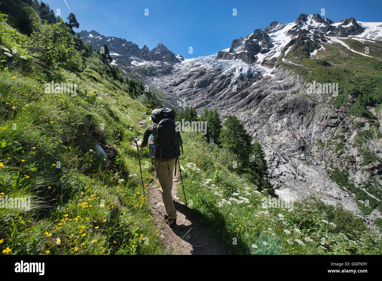 Trekker en montant vers le fenêtre d'Arpette col sur la Haute Route, Suisse Banque D'Images