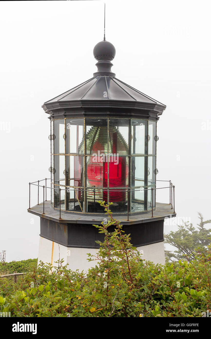 Cape Meares Lighthouse à la côte de l'Oregon Gros plan d'une lentille de Fresnel Banque D'Images