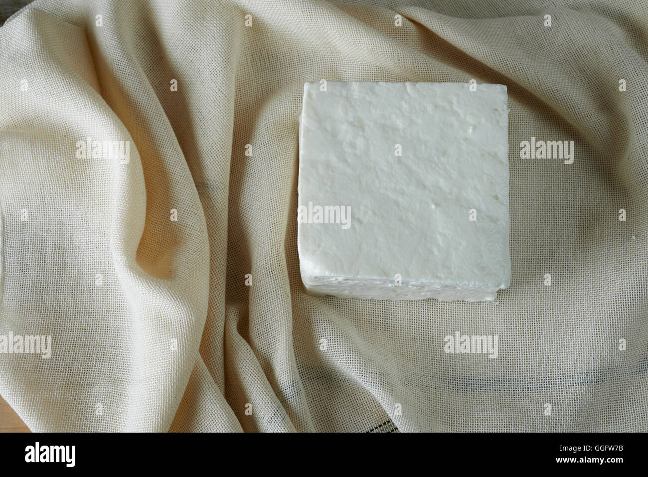 Cube de fromage feta fraîche sur une étamine Banque D'Images