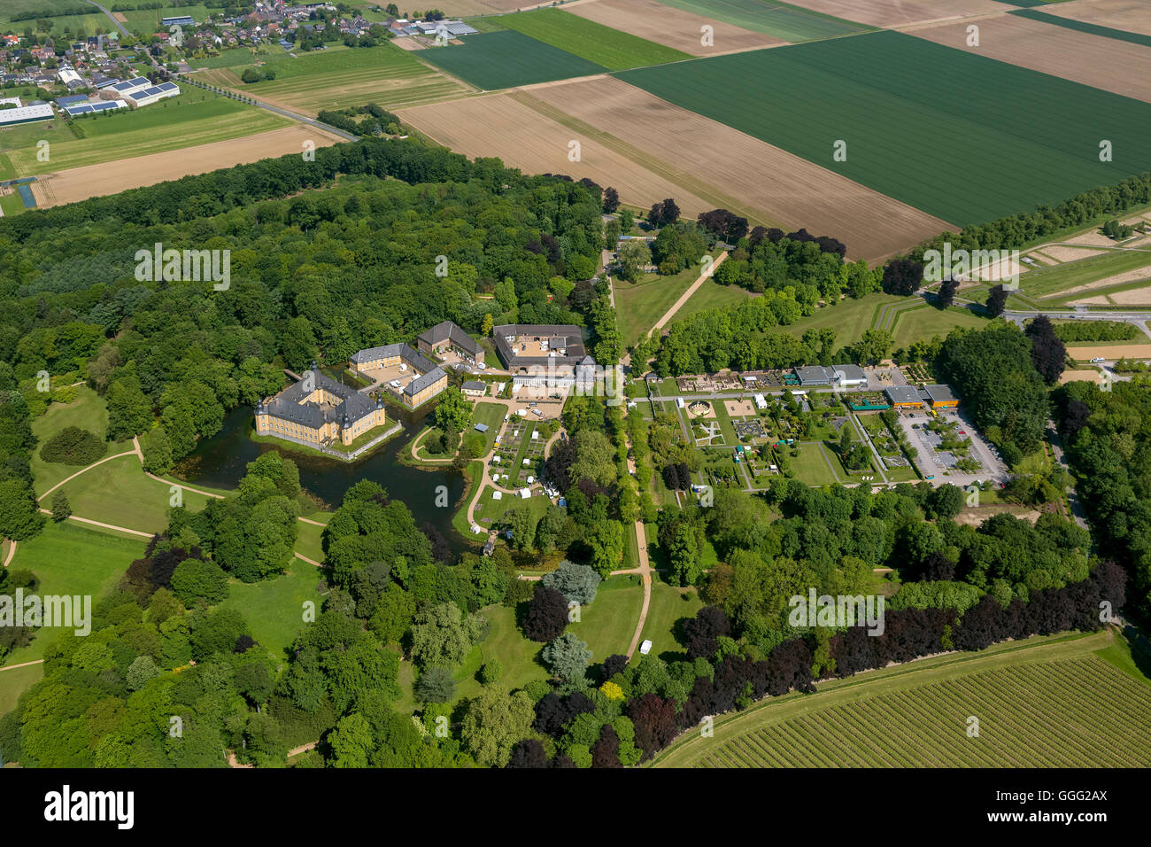 Vue aérienne, jardin de Schloss Dyck, château à douves de la ville Juchen, Rhénanie, deux avant-cours, un parking, Banque D'Images