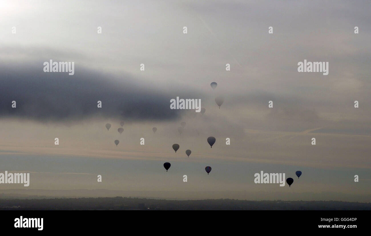 Monter des ballons dans le ciel sur le lancement presse le 2016 Bristol Balloon Fiesta à Ashton Court Estate, Bristol. Banque D'Images