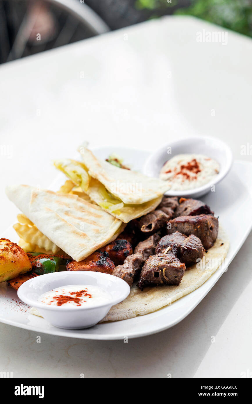 La nourriture traditionnelle du Moyen-Orient bbq barbecue mixte assiette de viande grillée plats Banque D'Images