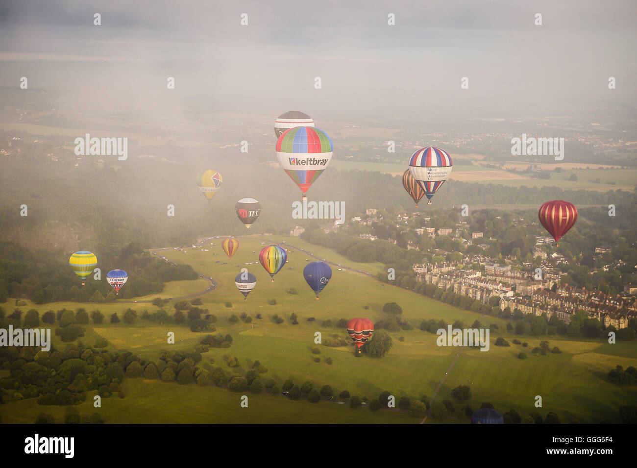 Ballons passent par cloud comme ils remplissent le ciel de Bristol comme des dizaines d'aérostiers participer à un lancement de masse de Clifton Downs pour marquer moins d'une semaine pour aller jusqu'au début de la Bristol International Balloon Fiesta. Banque D'Images