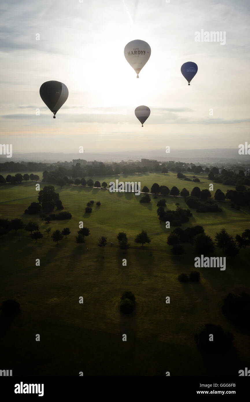 Survolez les ballons de longues ombres de Clifton Downs comme des dizaines d'aérostiers se rassemblent pour un lancement de masse à l'occasion de moins d'une semaine pour aller jusqu'au début de la Bristol International Balloon Fiesta. Banque D'Images