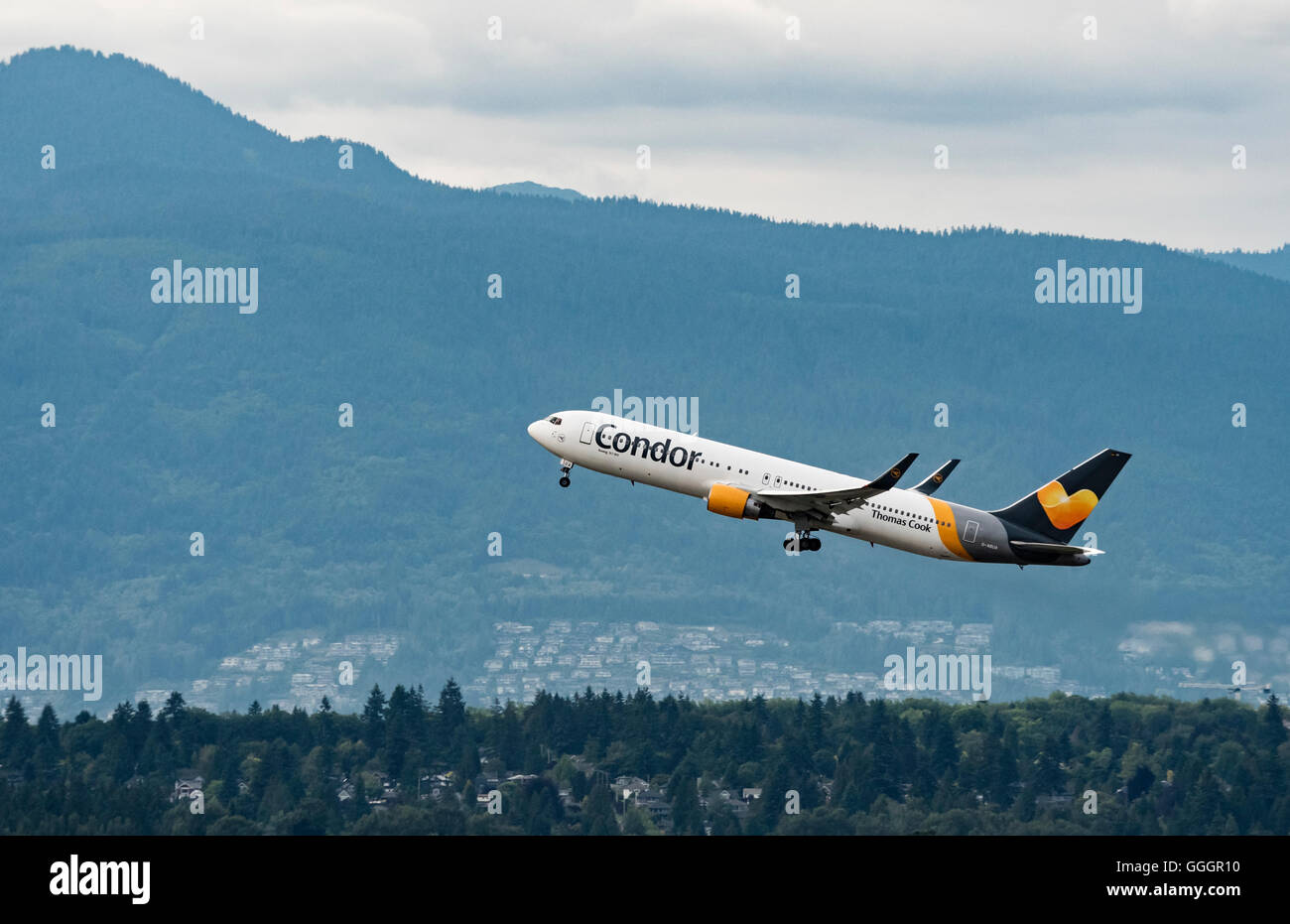 Boeing 767 Condor (767-300ER) D-ABUA décoller de l'Aéroport International de Vancouver dans l'air Banque D'Images