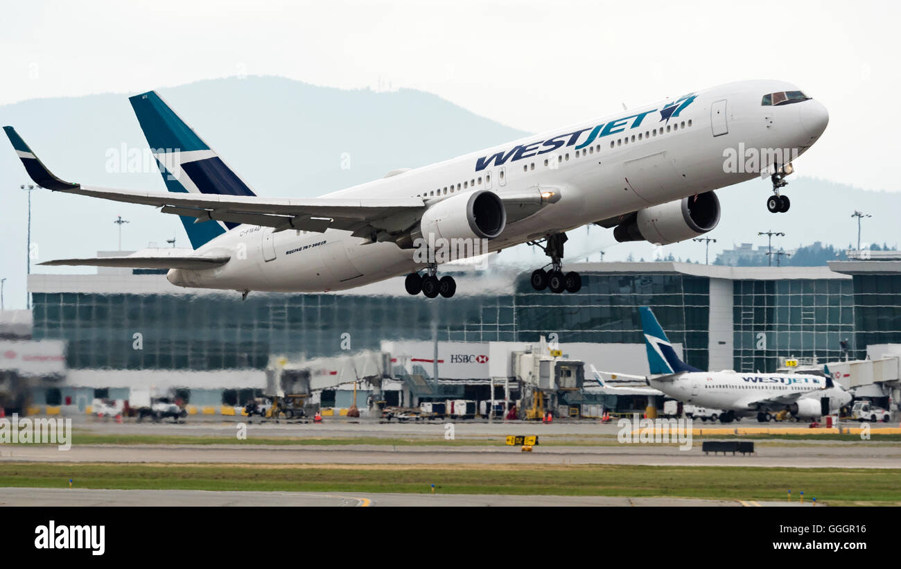 WestJet Airlines Boeing 767-300ER C-FWAD décoller de l'Aéroport International de Vancouver Banque D'Images