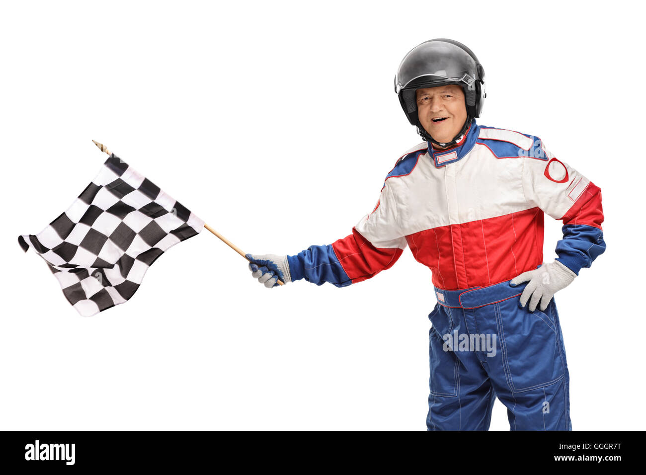 Race Driver matures qui agitait un drapeau à damiers isolé sur fond blanc Banque D'Images