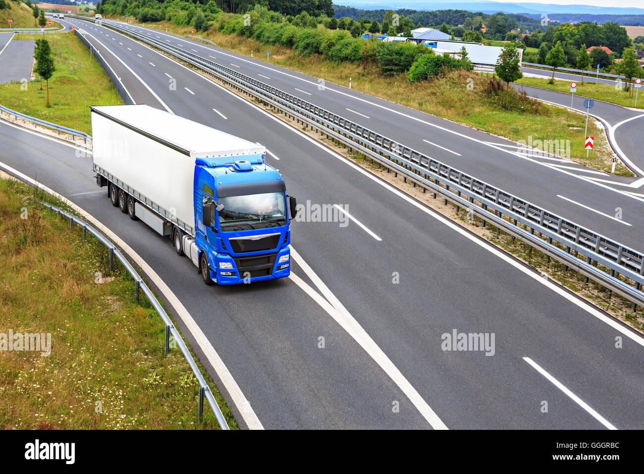 Le tronçon de l'autoroute avec un camion de marchandises Banque D'Images