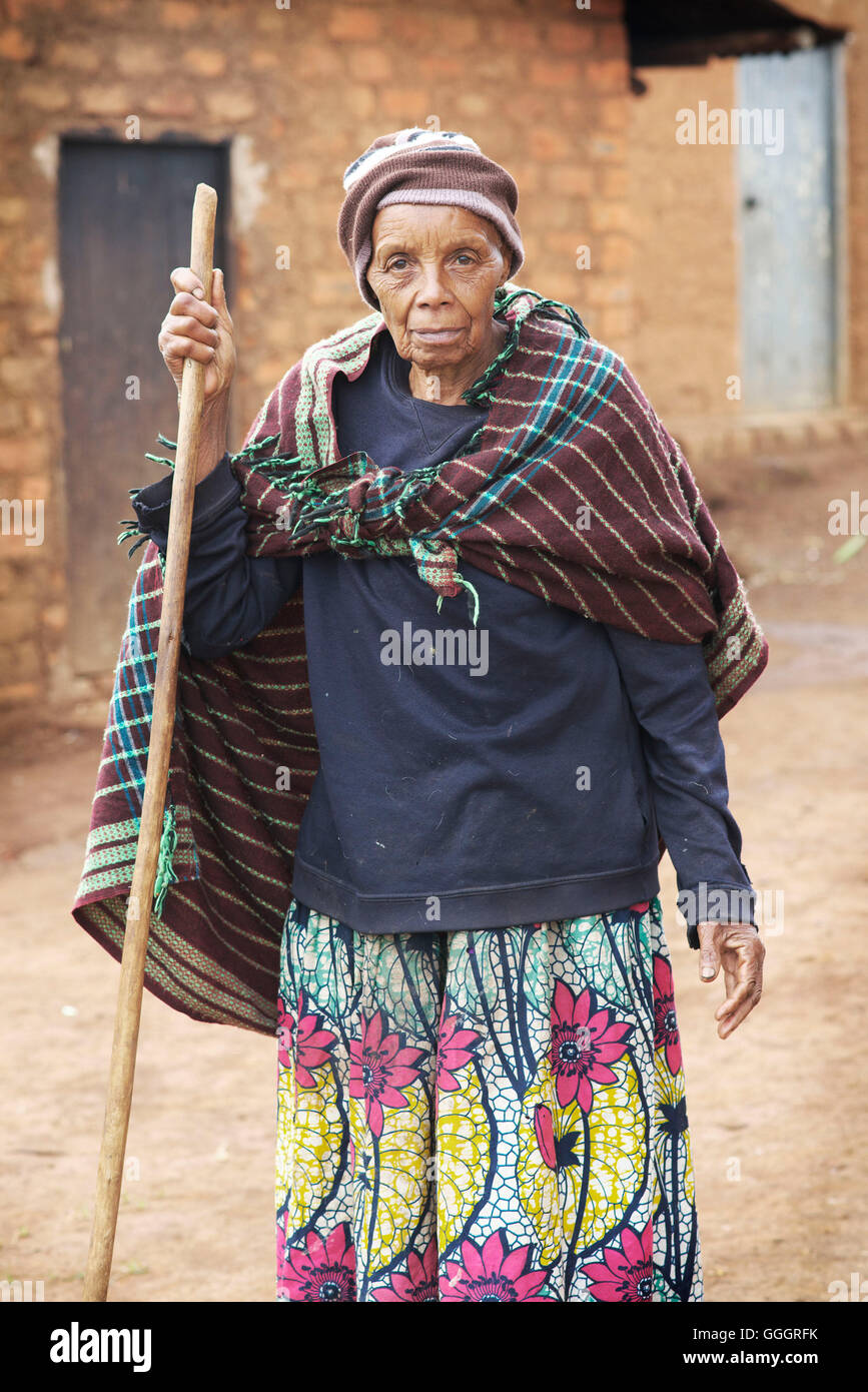 Portrait de personnes âgées femme ougandaise tenant un bâton de marche brut de sciage Banque D'Images