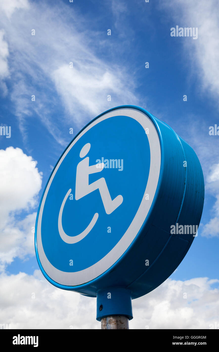Une mobilité / signe d'invalidité contre un ciel nuageux Banque D'Images