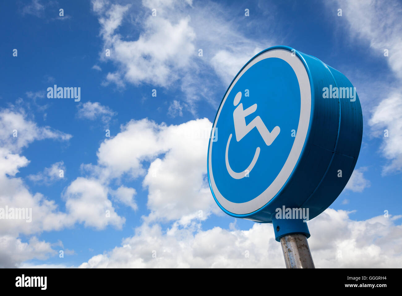 Une mobilité / signe d'invalidité contre un ciel nuageux Banque D'Images