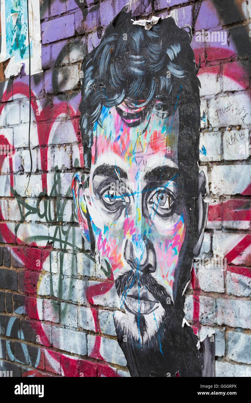Portrait masculin graffiti murale à Shoreditch, Londres en Juillet Banque D'Images