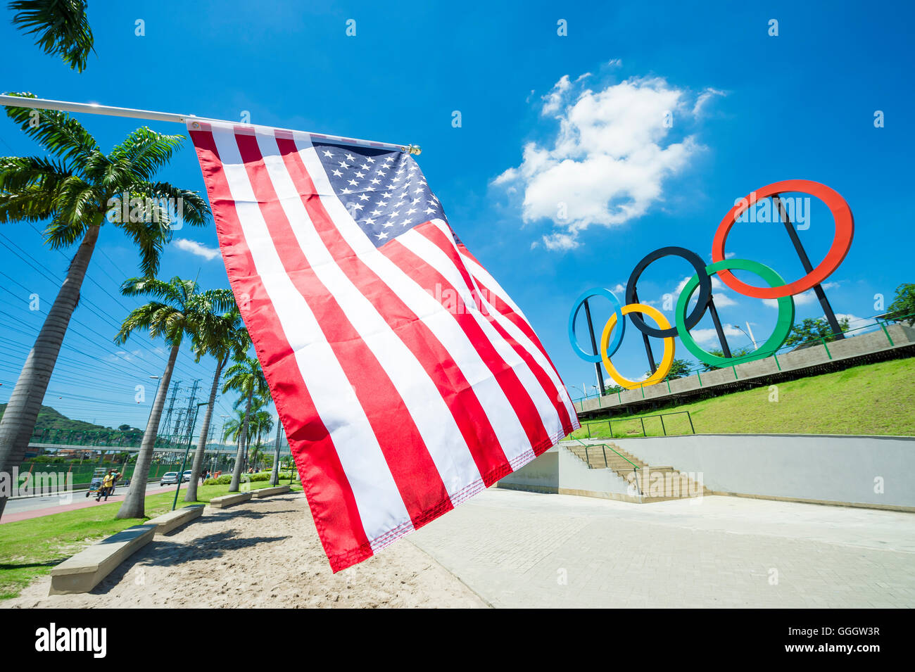 RIO DE JANEIRO - le 18 mars 2016 : un drapeau américain est en face d'un affichage des anneaux olympiques dans la région de Parque Madureira Park. Banque D'Images