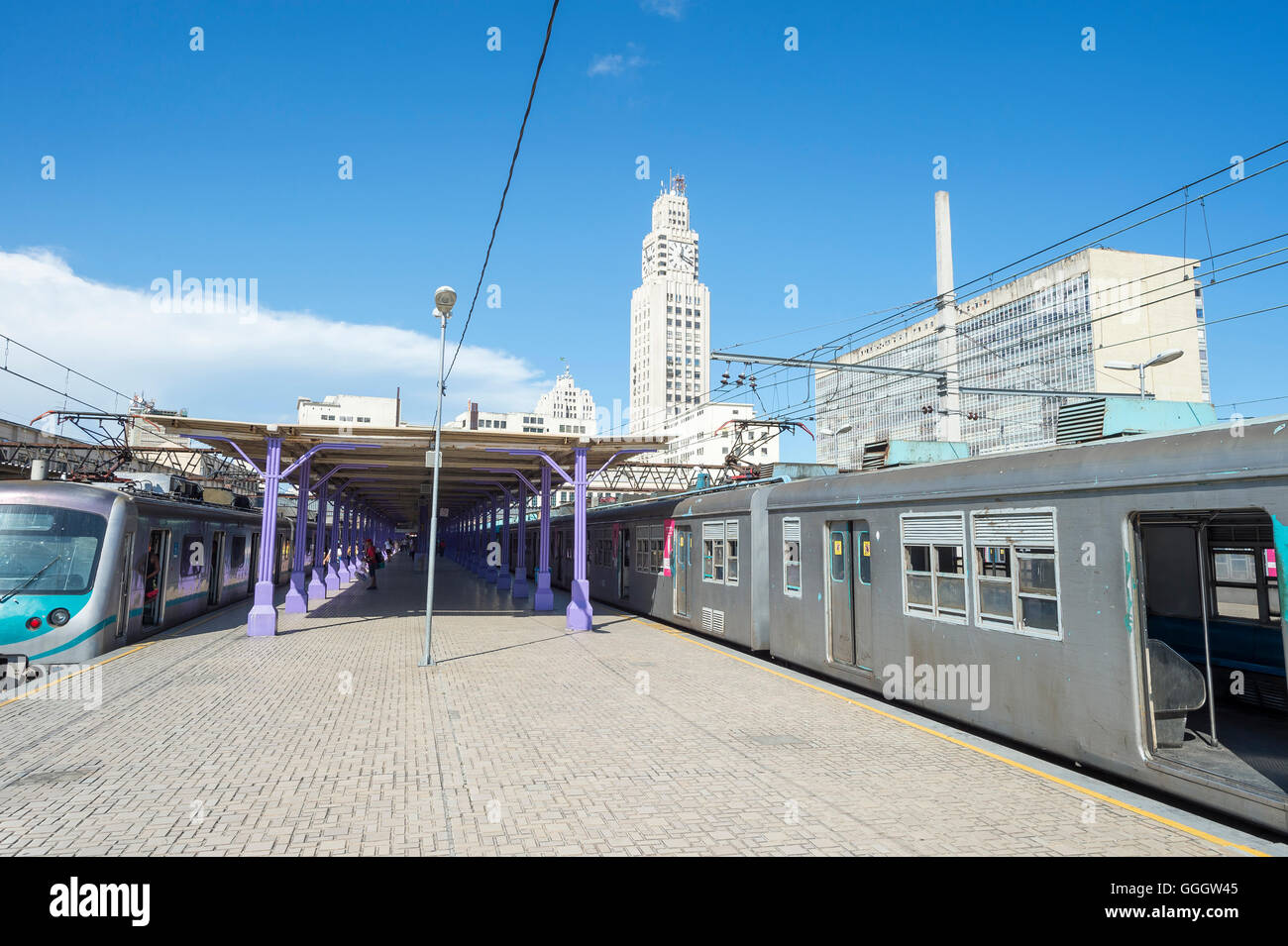 Train de banlieue vide la plate-forme à la gare centrale du Brésil avec sa fameuse tour de l'horloge à Rio de Janeiro, Brésil Banque D'Images