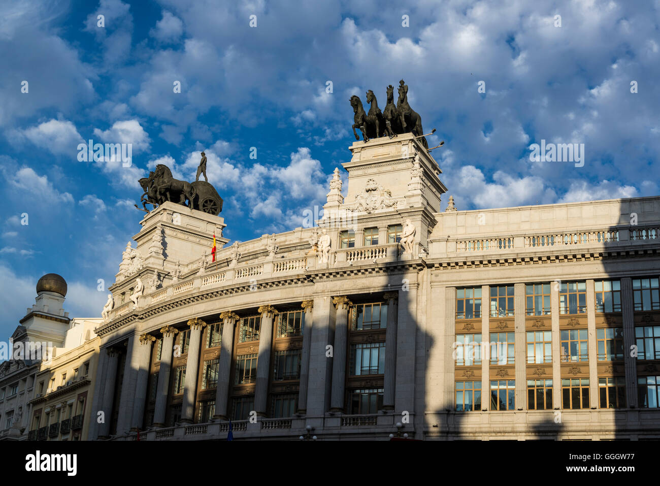 Édifice de la banque de Bilbao avec deux sculptures quadrige sur le toit, Madrid, Espagne Banque D'Images