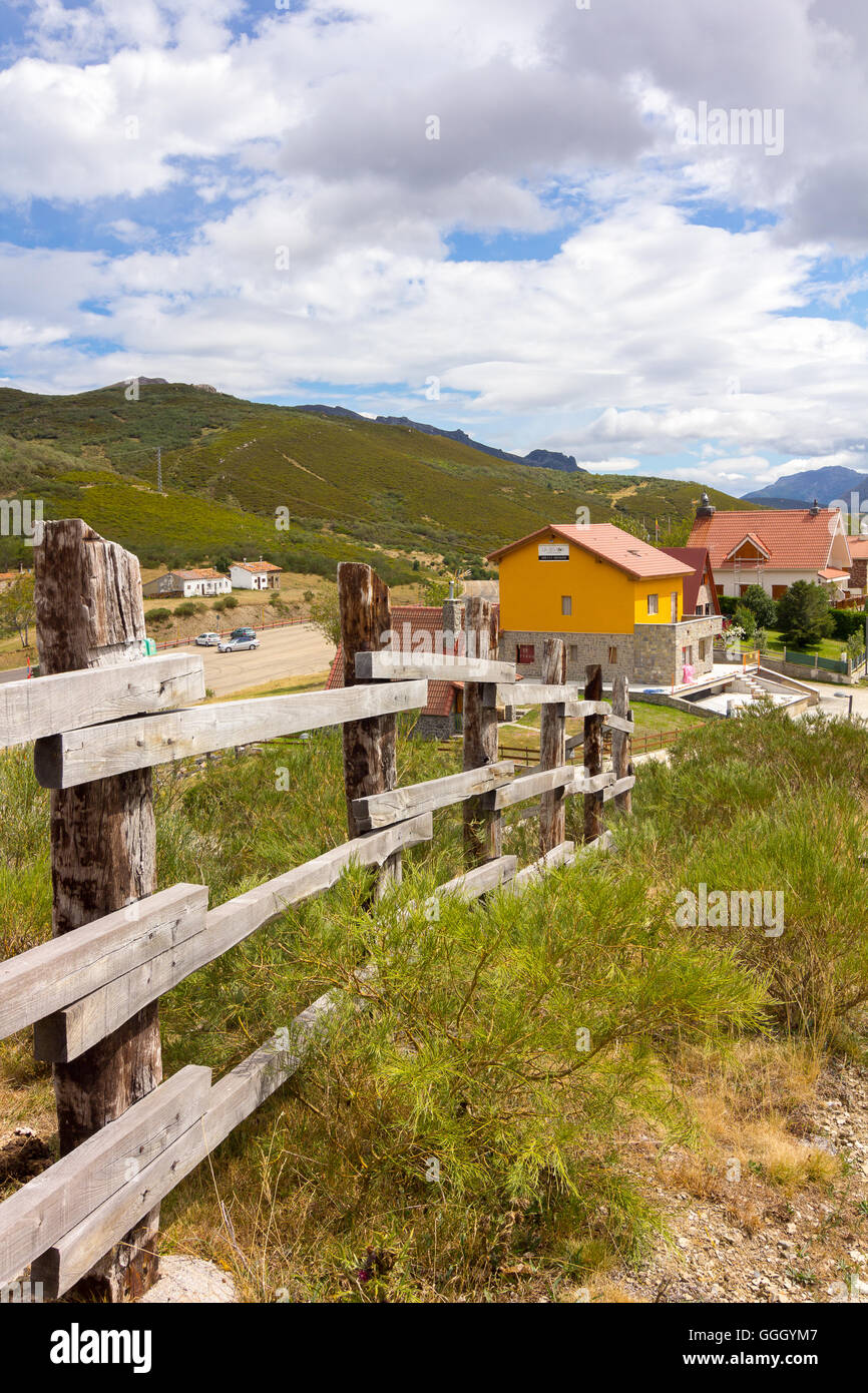 De belles maisons en haute montagne pendant l'été Banque D'Images