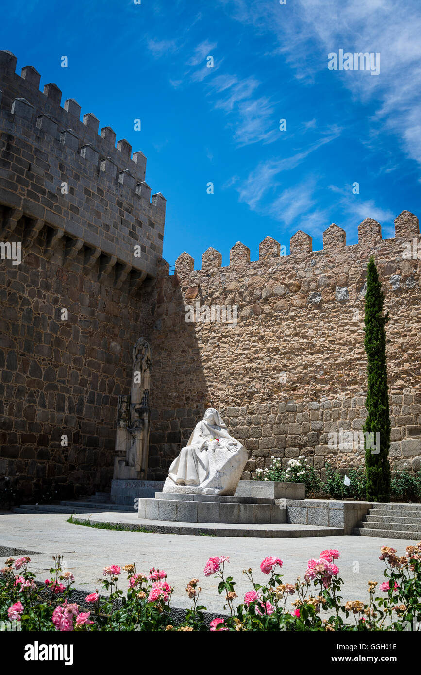 La ville médiévale et Santa Teresa sculpture, Avila, Castille et Leon, Espagne Banque D'Images