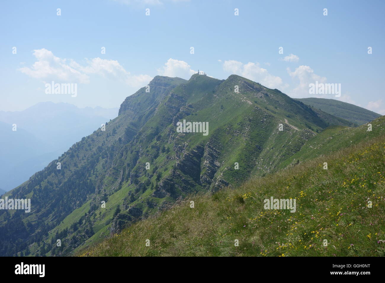 Monte Saccarello (l.) avec Sella della Valleta et Cima della Valletta Punta, Alpes Ligures, Italie Banque D'Images
