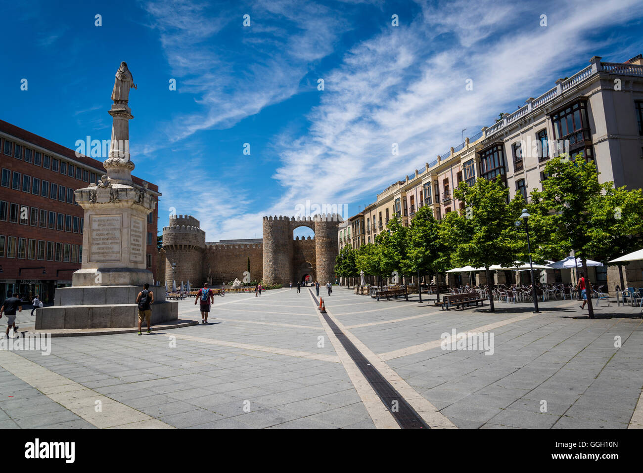 La Plaza de Santa Teresa et Alcazar Gate, Avila, Castille et Leon, Espagne Banque D'Images
