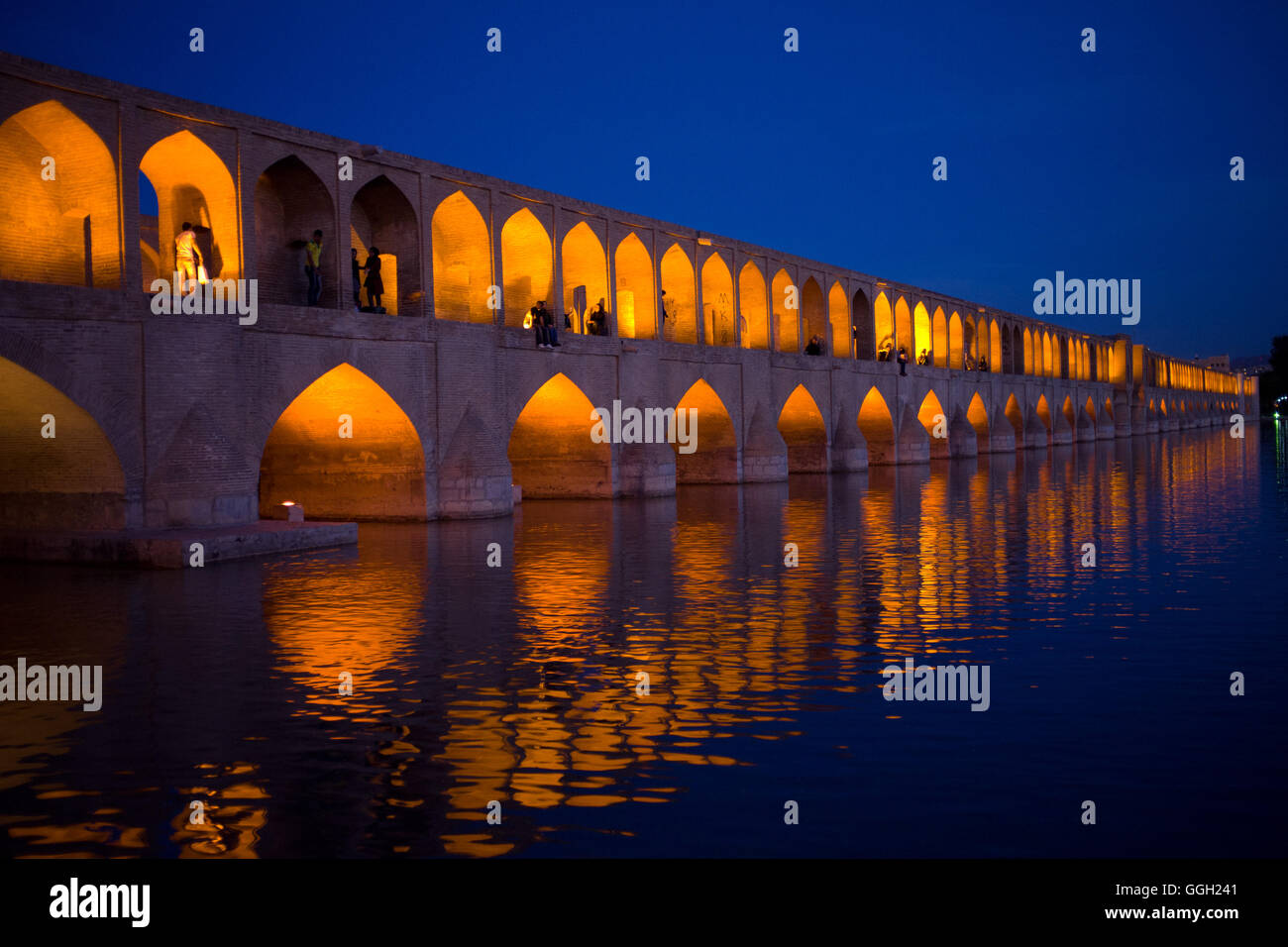 Les gens se repose à l'archs du Si-O-seh pol bridge à Isfahan, Iran. © Jordi Boixareu Banque D'Images