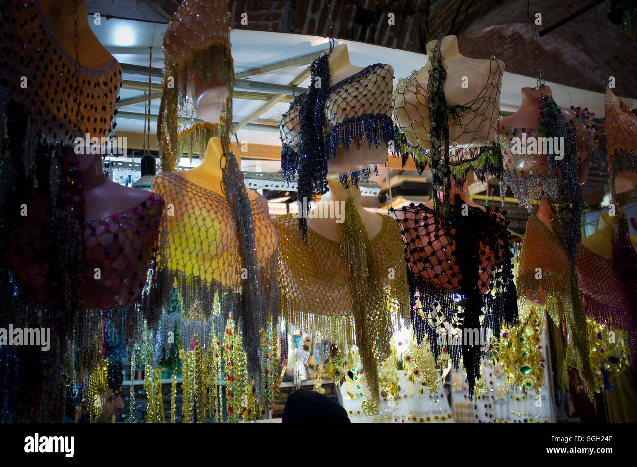 Complète des vêtements de femmes exposées dans un bazar shop de Sanandaj, Iran. © Jordi Boixareu Banque D'Images