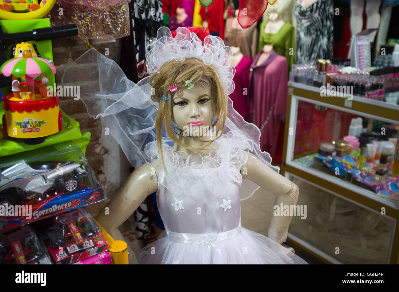 Mannequin avec des vêtements de travail pour les filles exposées dans un bazar shop de Sanandaj, Iran. © Jordi Boixareu Banque D'Images