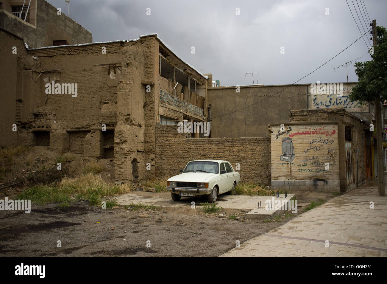 Vue d'une voiture stationnée dans la ville de Sanandaj, la capitale de la province du Kurdistan iranien. © Jordi Boixareu Banque D'Images