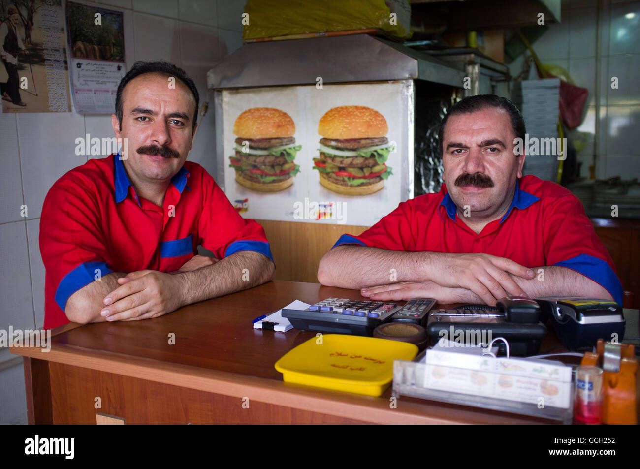 Propriétaire d'un restaurant posent pour une photo dans Sandandaj, Iran. © Jordi Boixareu Banque D'Images
