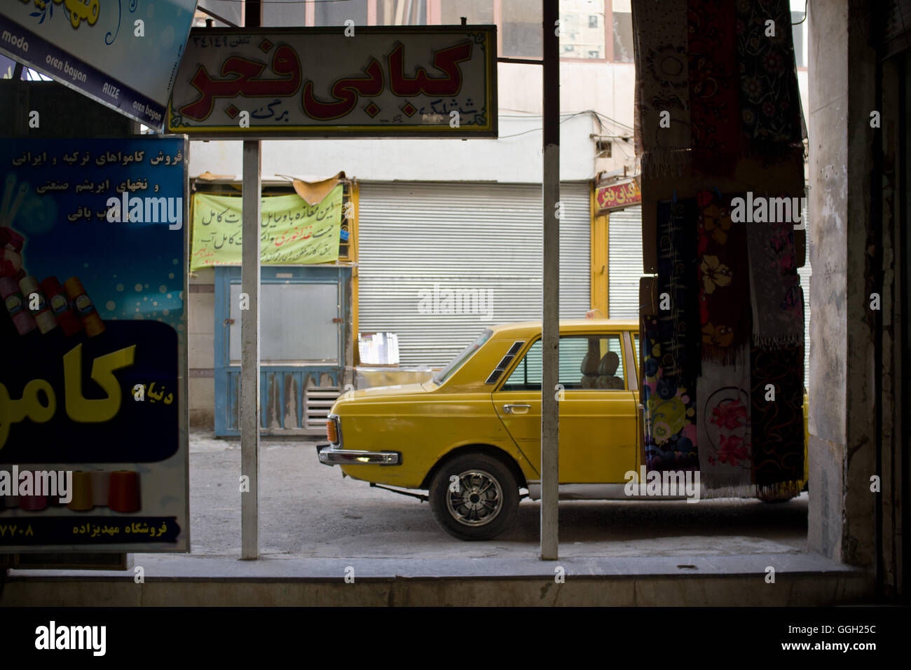 Voiture garée dans les rues d'Urmia, Iran. © Jordi Boixareu Banque D'Images