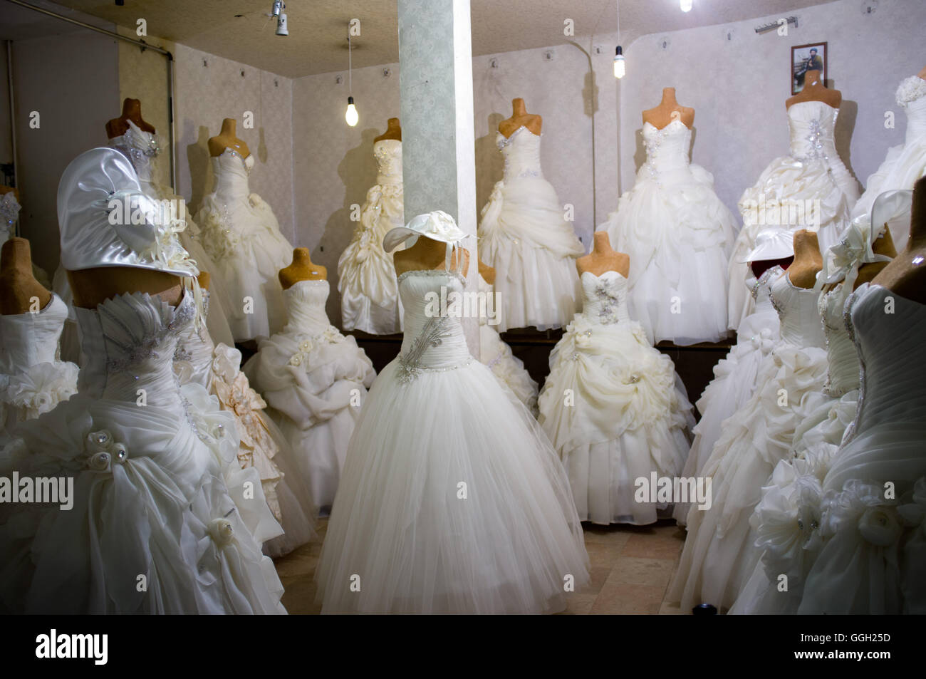 Robes de mariage dans un magasin d'Orumieh, Iran. © Jordi Boixareu Banque D'Images