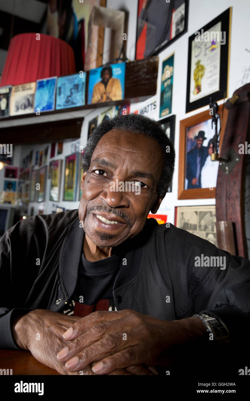 Otis O'Solomon, poète américain et membre fondateur de l'Watts prophètes pose pour un portrait dans la région de Los Angeles. Banque D'Images