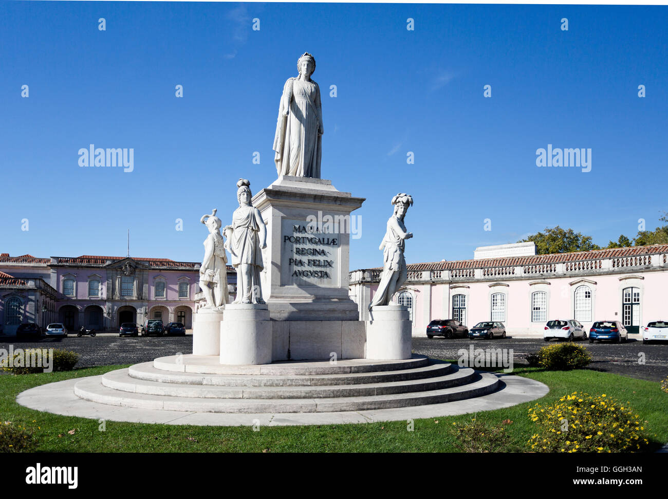 Statue en marbre de la reine Marie I de Portugal en face de l'entrée pour le Palais de Queluz, Lisbonne, Portugal Banque D'Images