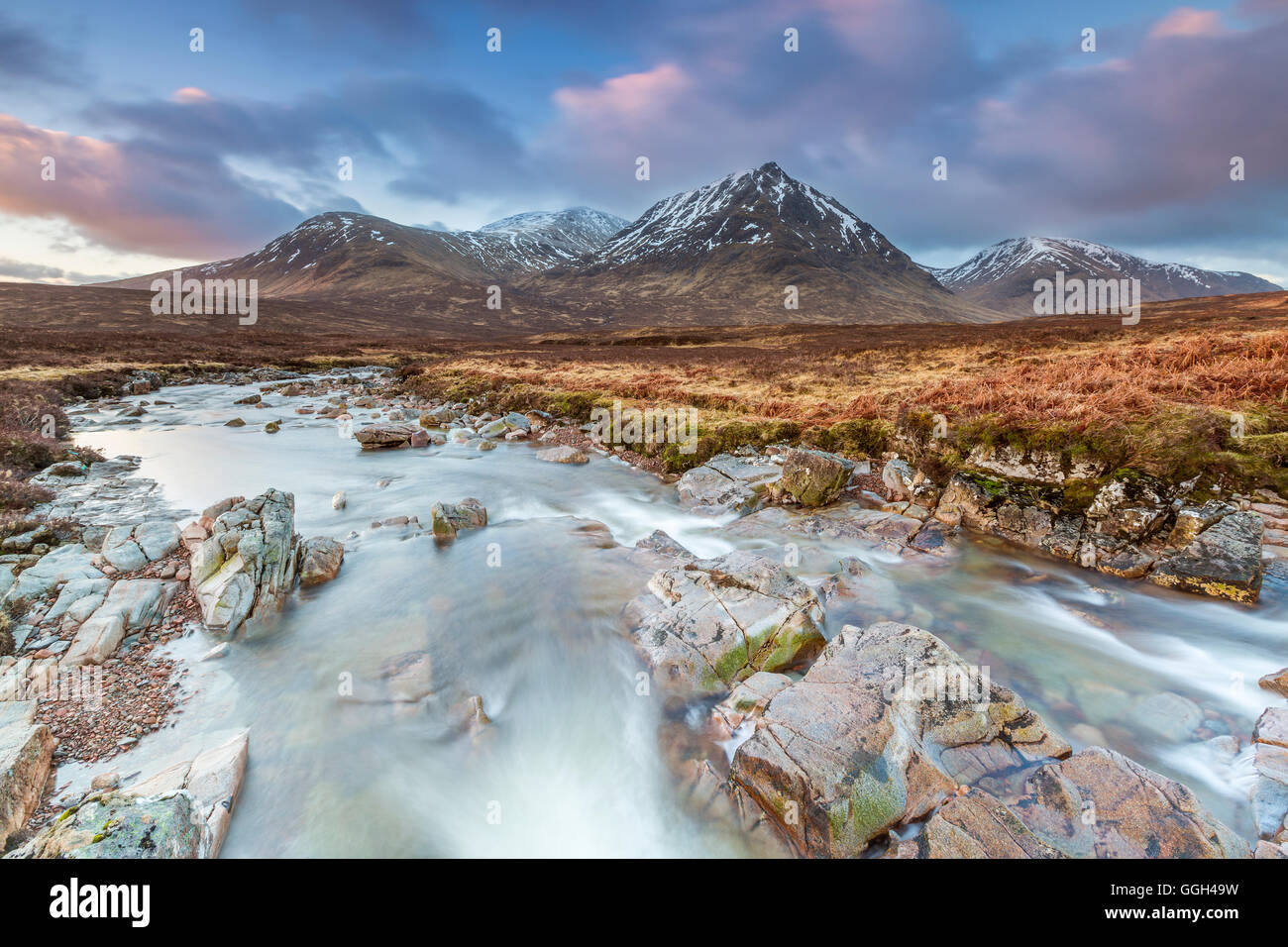 Sron na Creise & Stob a' Ghlais Coupall à Dromore West et River Glen Etive, Highlands, Ecosse, Royaume-Uni, Europe. Banque D'Images