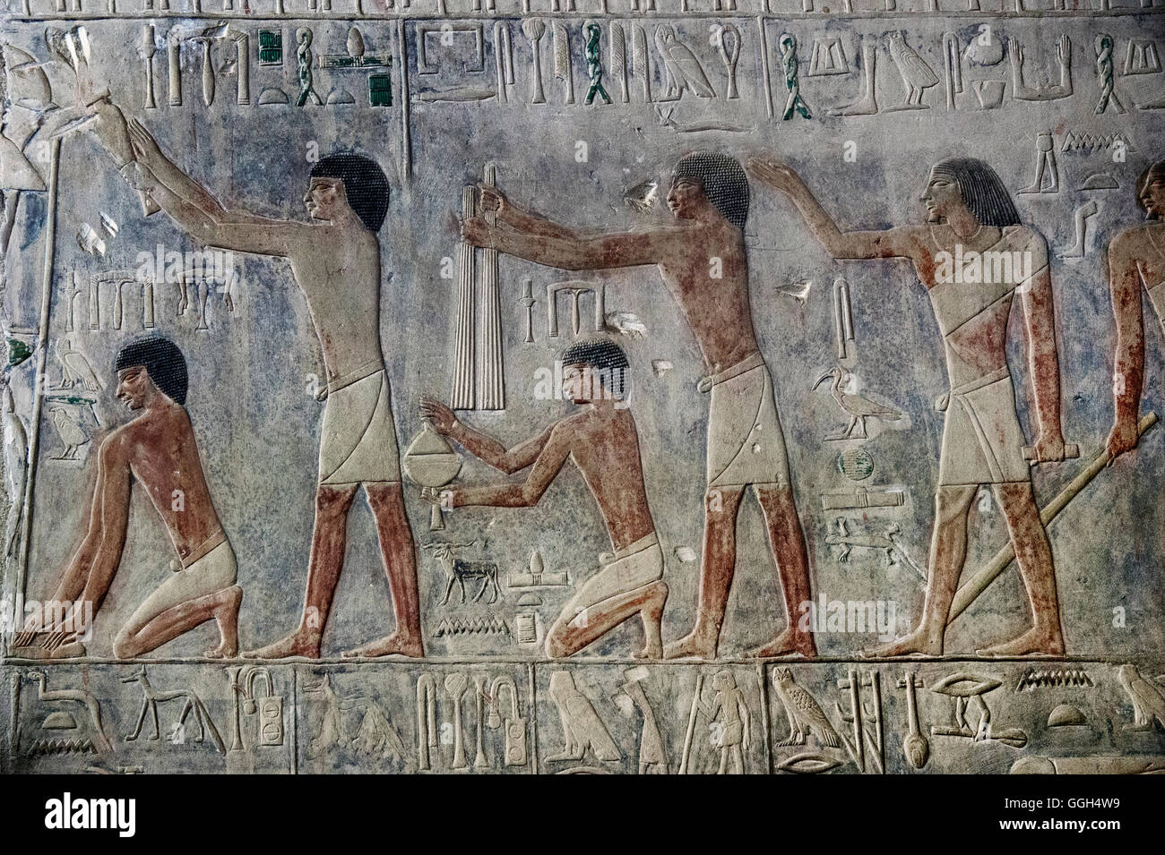 L'Egypte, Saqqara, reliefs de la tombe de Ptahhotep. Plusieurs personnages à l'épargne. Banque D'Images