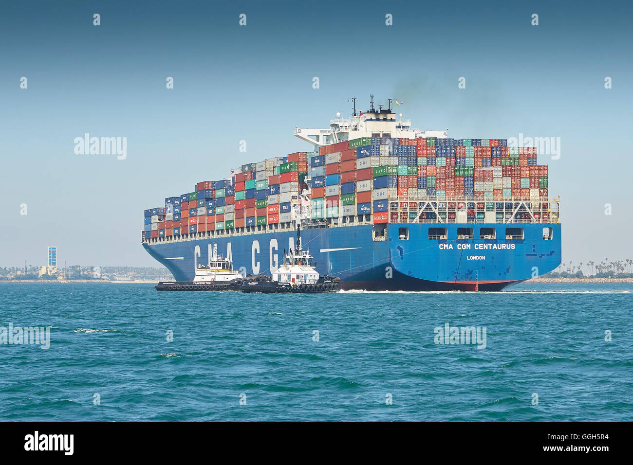 Le géant CMA CGM Centaurus, New Panamax Container Ship est manoeuvré dans le terminal à conteneurs de long Beach, en Californie, aux États-Unis. Banque D'Images