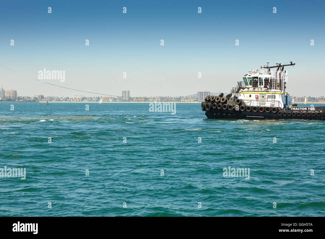 Le JOHN QUIGG, tracteur remorqueur, la Manœuvre du CMA CGM Centaurus dans Le Terminal à conteneurs de Long Beach, Californie, USA. Banque D'Images