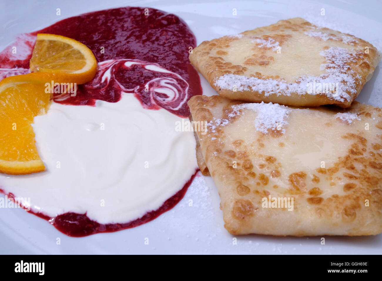 Un plat de traditionnels lituaniens blinis crêpe mince, traditionnellement faite de farine de sarrasin et de crème, et d'autres garnitures. La lituanie Banque D'Images