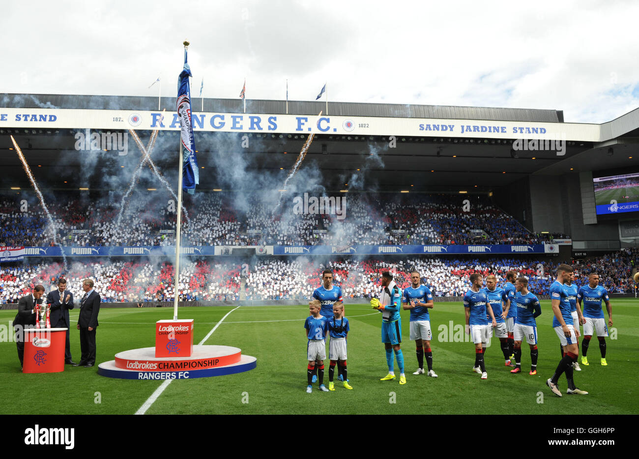 Les joueurs des Rangers regardent le championnat 2015/16 le drapeau est déployé avant le Ladbrokes Scottish Premiership match au stade Ibrox, Glasgow. Banque D'Images