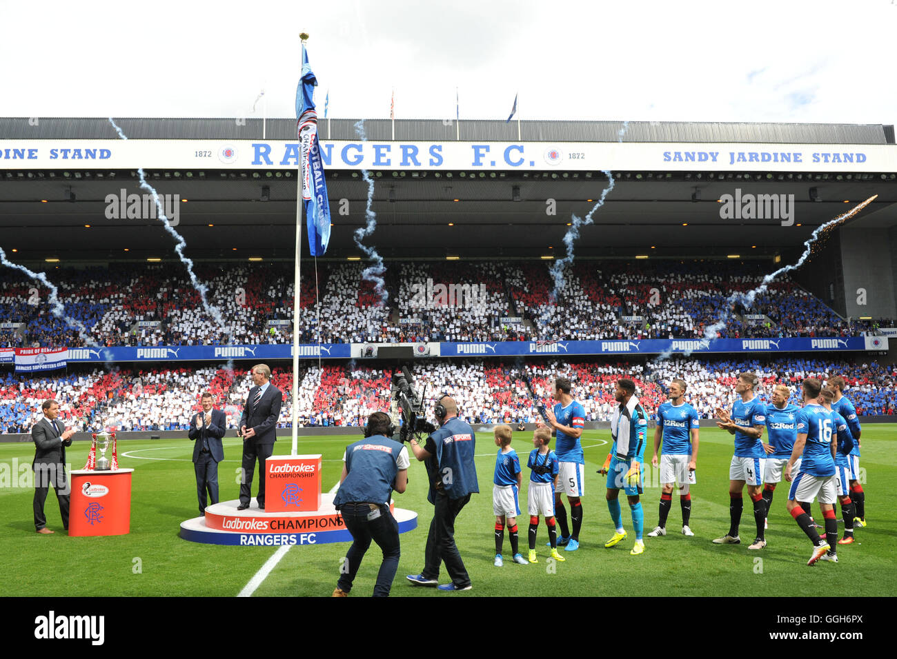 Les joueurs des Rangers regardent le championnat 2015/16 le drapeau est déployé avant le Ladbrokes Scottish Premiership match au stade Ibrox, Glasgow. Banque D'Images