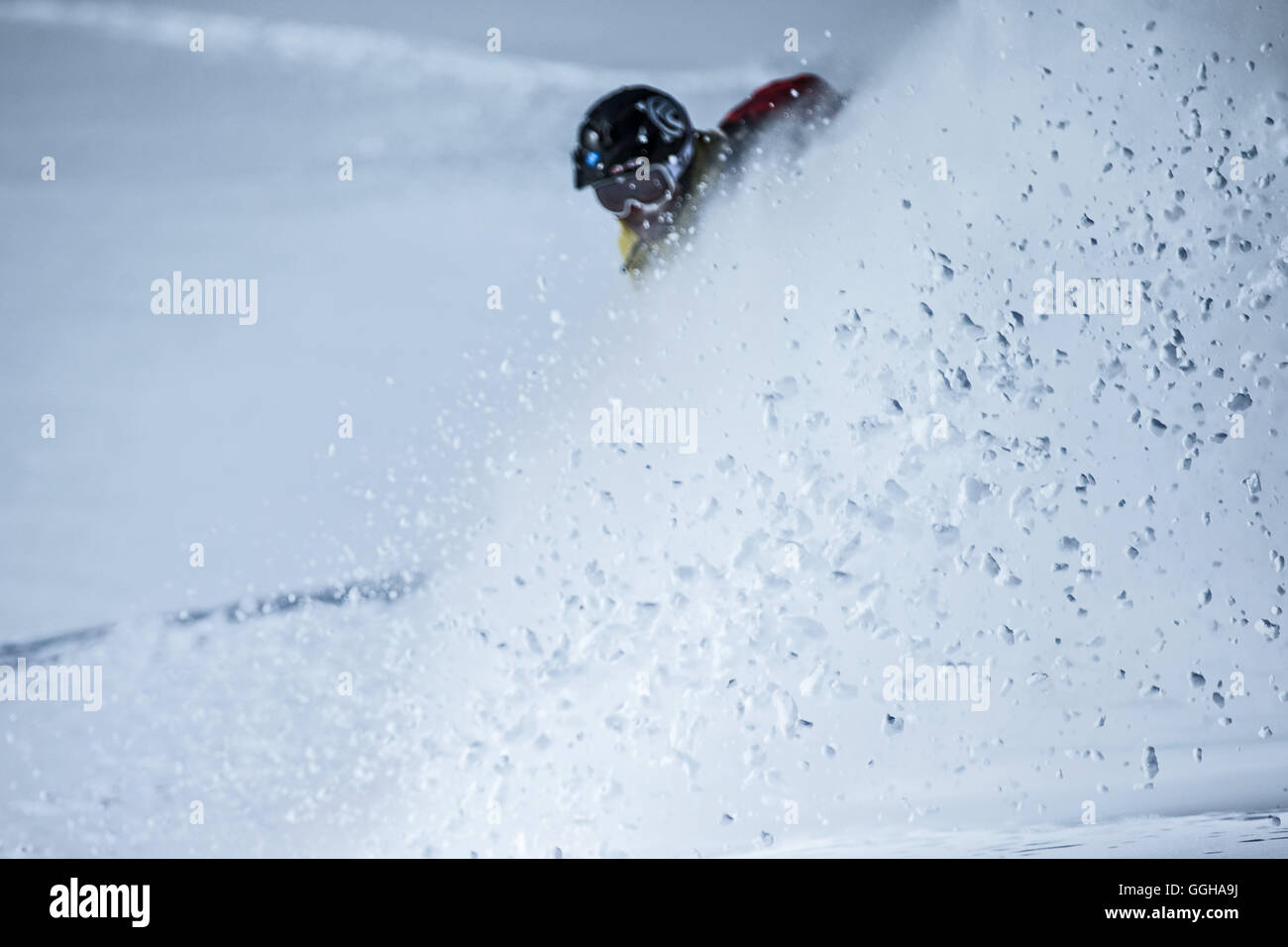 Young male snowboarder équitation à travers la poudreuse profonde dans les montagnes, Pitztal, Tyrol, Autriche Banque D'Images