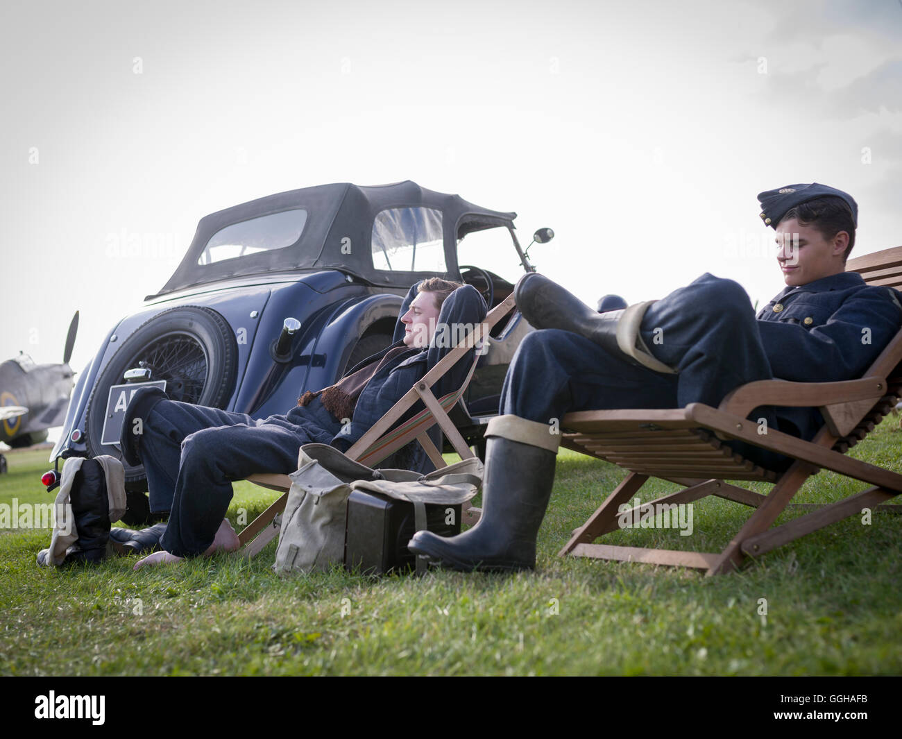 Scène d'aviation Bataille d'Angleterre, acteurs de l'uniforme de la Royal Air Force, Goodwood Revival 2014, course Sport, voiture de collection, Goodwood, Banque D'Images