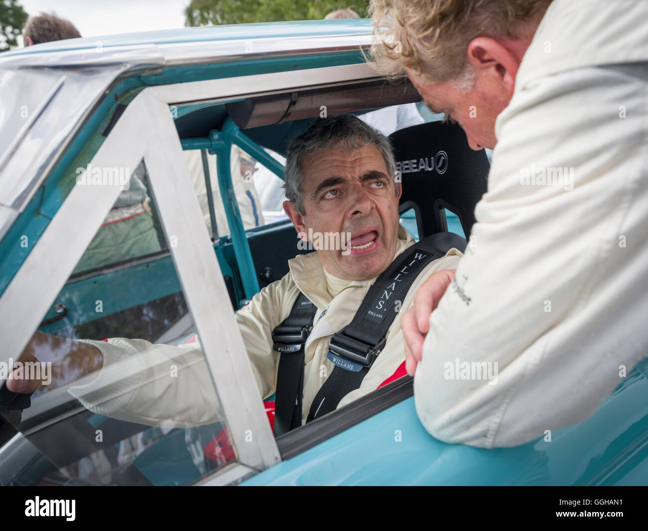 L'acteur Rowan Atkinson, M. Bean, Ford Falcon, Sprint Cup Shelby, Goodwood Revival 2014, course Sport, voiture de collection, Goodwood, Chic Banque D'Images