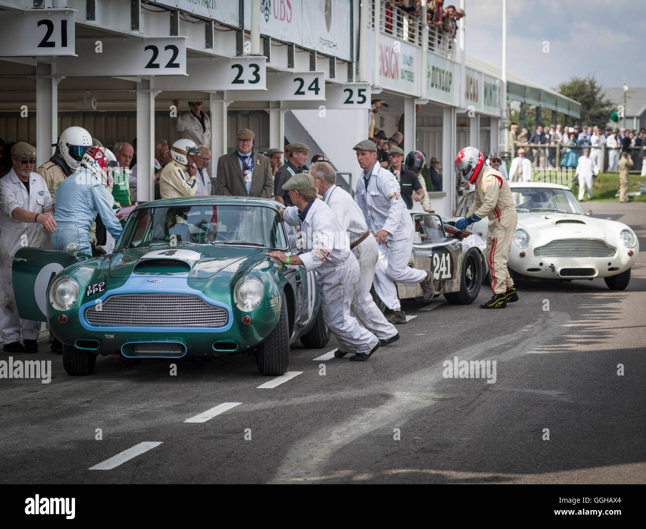 1960 Aston Martin DB4 GT, changement de pilote à la voie des stands, RAC TT Célébration, Goodwood Revival 2014, course Sport, voiture de collection, G Banque D'Images