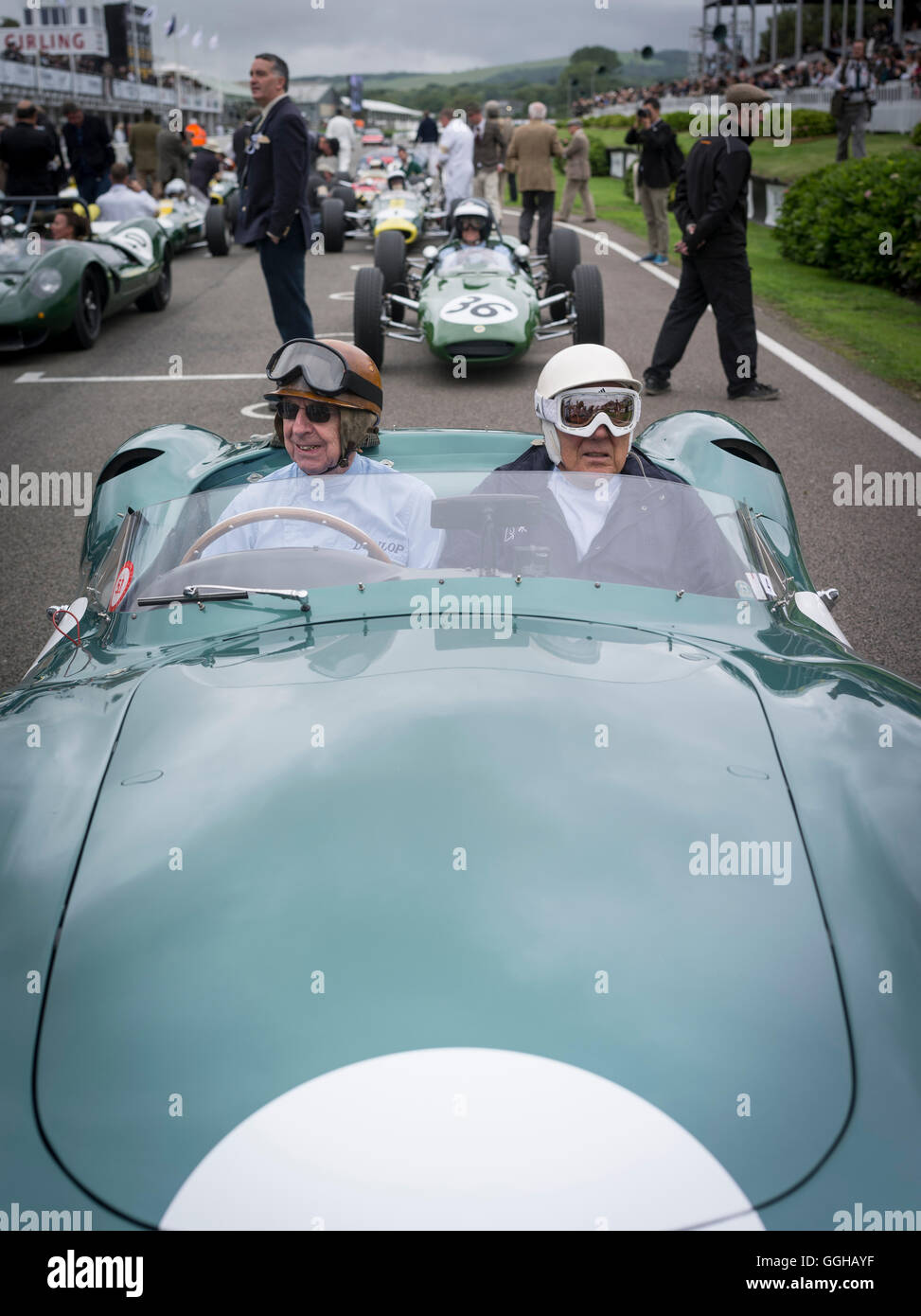 1959 Aston Martin DBR1, Tony Brooks (L) et Stirling Moss (R), Jim Clark Parade, Goodwood Revival, course, voiture course Banque D'Images