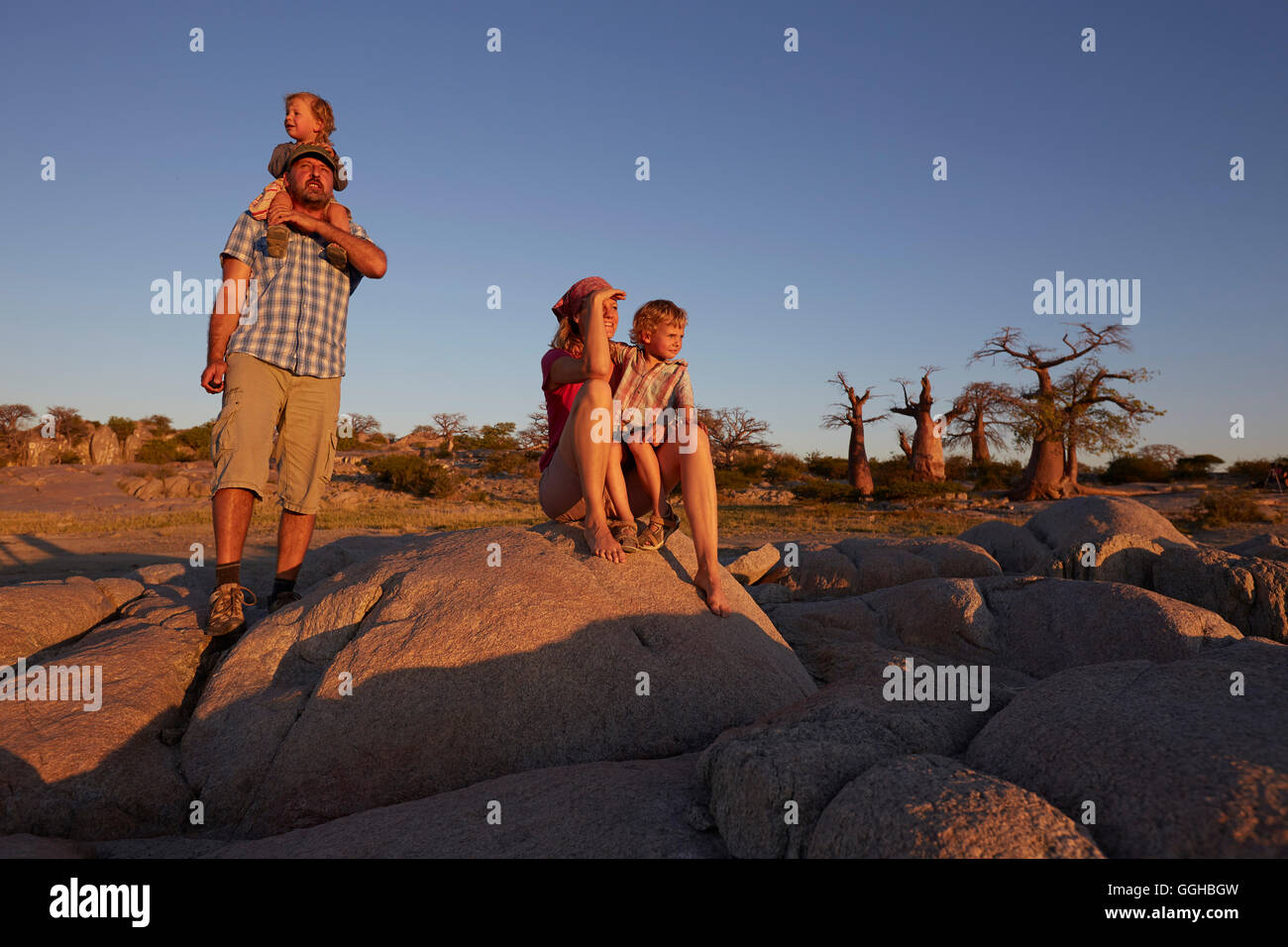 Family looking at view at sunset, Kubu Island, Makgadikgadi Pans National Park, Botswana Banque D'Images