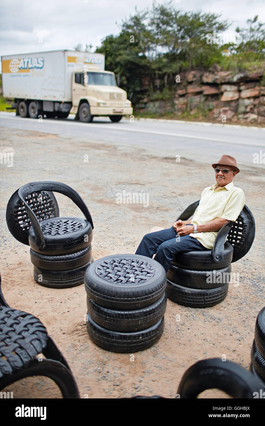 Helio Barbosa, 80 ans, ancien prospecteur, Les garimpeiros, les meubles fabriqués à partir de vieux pneus sur BR-242, une shopand restaurant Cabana Banque D'Images