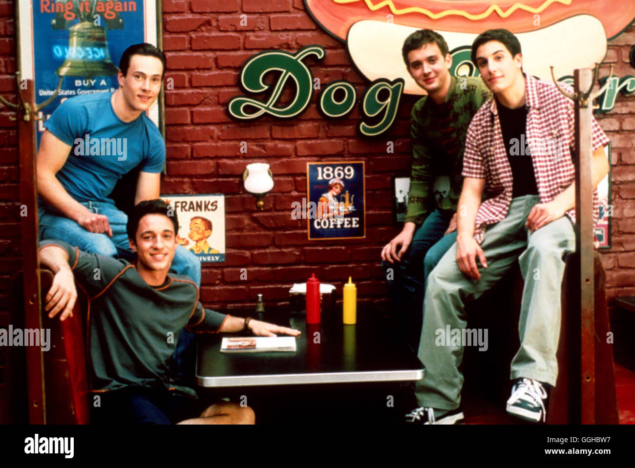 AMERICAN PIE 2 American Pie 2 USA / 2001 / J. B. Rogers Voir mit Chris 'Oz' Ostreicher (Chris Klein), Kevin Myers (THOMAS IAN NICHOLAS), Paul Finch (Eddie Kaye Thomas) und Jim Levinstein (Jason Biggs) Régie : J. B. Rogers aka. American Pie 2 Banque D'Images